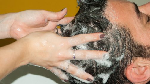 Dlaczego warto korzystać z naturalnego szamponu do włosów?