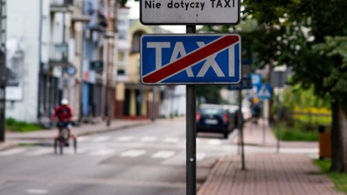 Nowy Dwór Maz.: Postój taksówek zabiera miejsca parkingowe