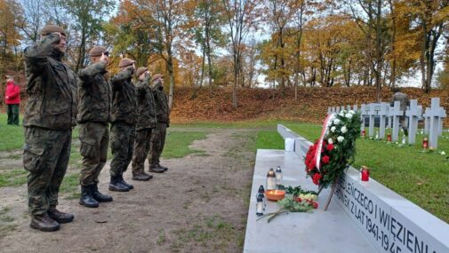 Żołnierska pamięć nadal trwa… Terytorialsi z Pomiechówka porządkują groby poprzedników 