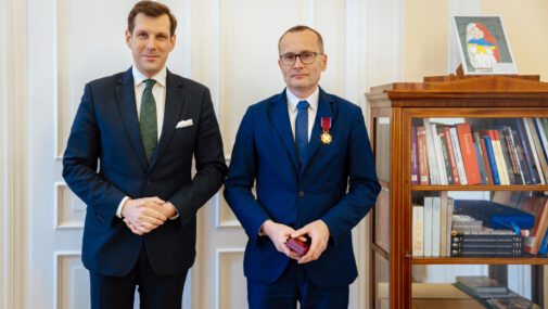 Wojewoda Mazowiecki wręczył Złoty Krzyż Zasługi dr Piotrowi Oleńczakowi