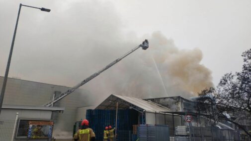 Pożar w hali Eco Wipes. Czy mieszkańcom okolicy grozi niebezpieczeństwo?