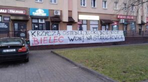 W Nowym Dworze Mazowieckim pojawiły się plakaty krytykujące Karola Bielca