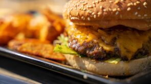 Pożywny posiłek czy niezdrowy fast food? Obalamy mity o burgerach!
